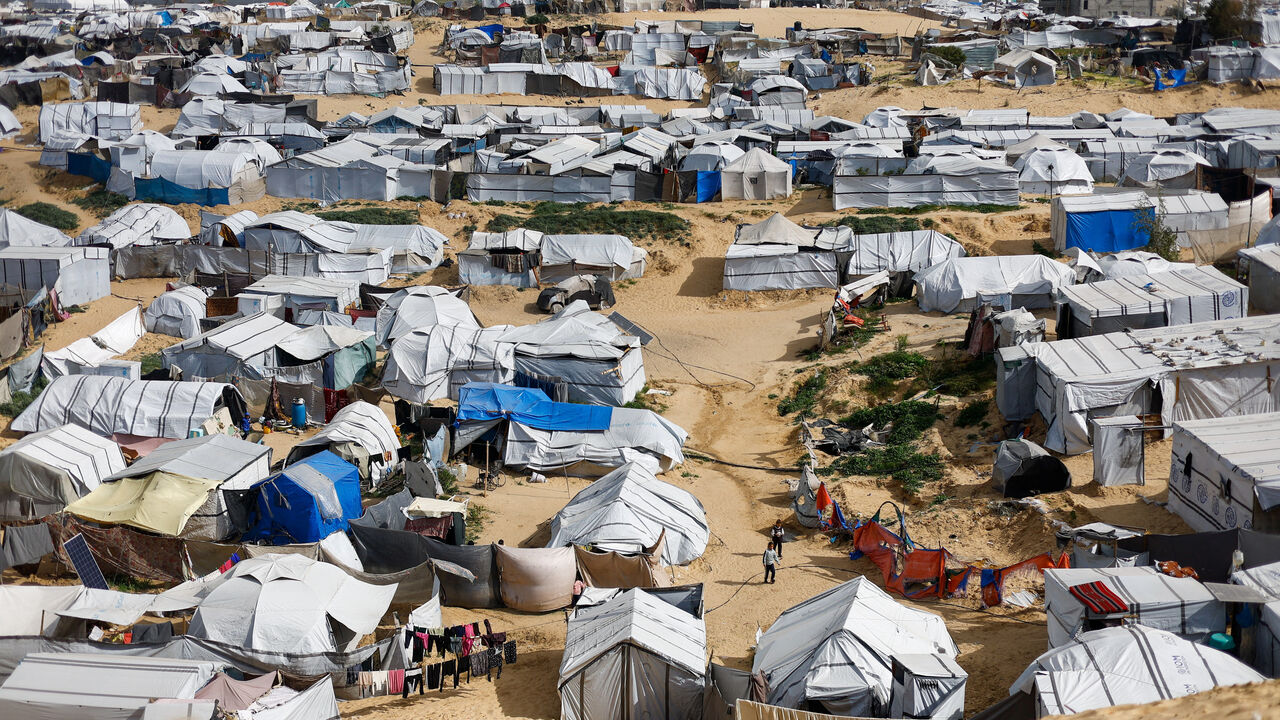 Tents shelter displaced Palestinians in Khan Younis in the southern Gaza Strip, February 3, 2026. REUTERS/Mahmoud Issa