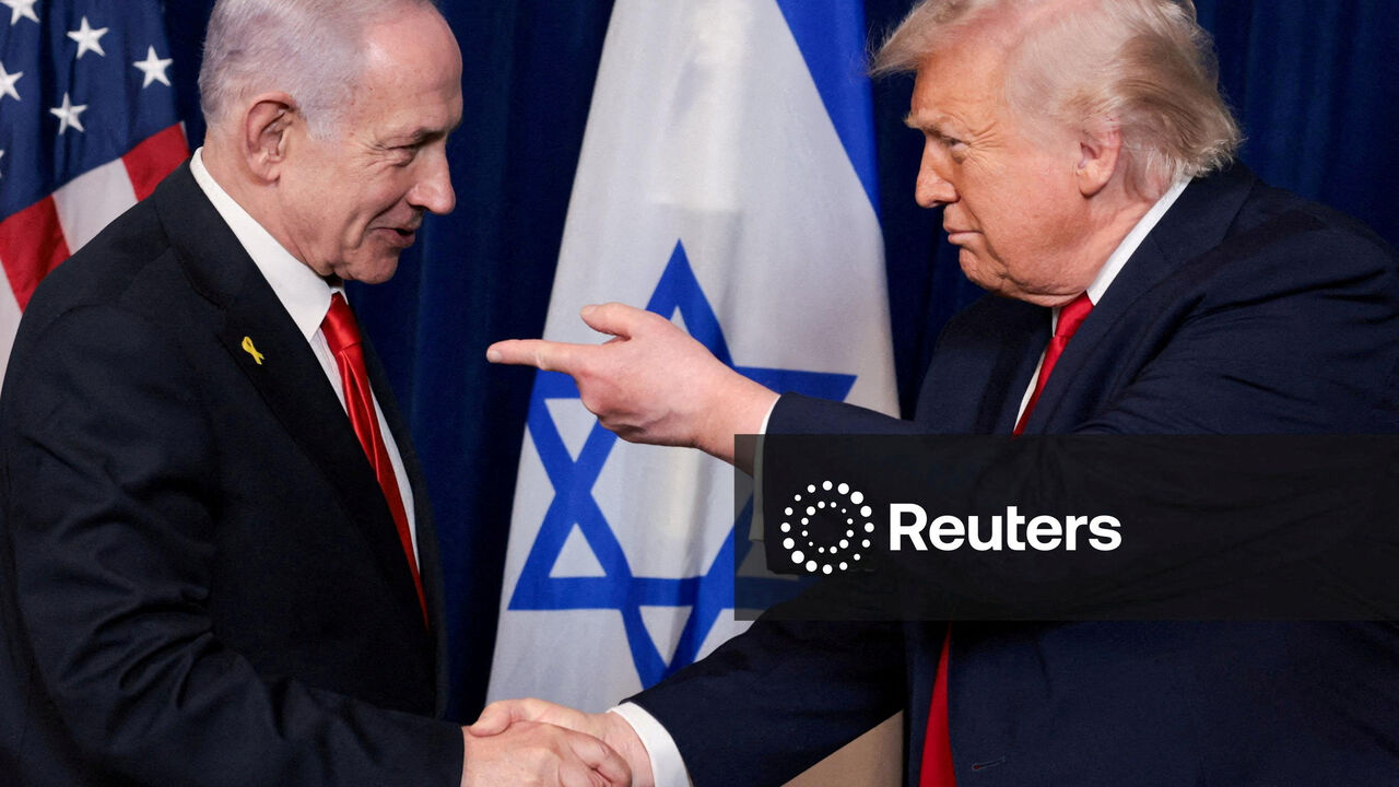FILE PHOTO: U.S. President Donald Trump points his finger towards Israeli Prime Minister Benjamin Netanyahu as they shake hands during a press conference after meeting at Trump’s Mar-a-Lago club in Palm Beach, Florida, U.S., December 29, 2025. REUTERS/Jonathan Ernst/File Photo