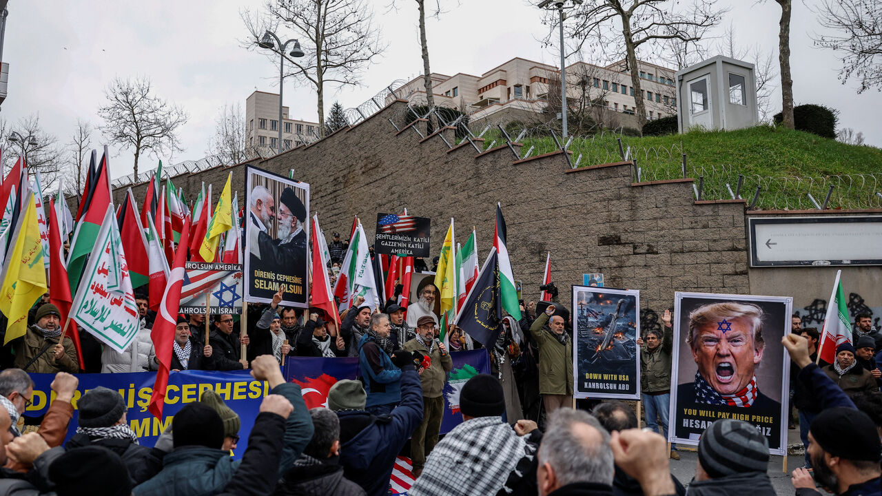 Demonstrators gather outside the U.S. Consulate General to show their solidarity with the Iranian people, amid recent tensions between the United States and Iran, in Istanbul, Turkey, February 1, 2026. REUTERS/Kemal Aslan