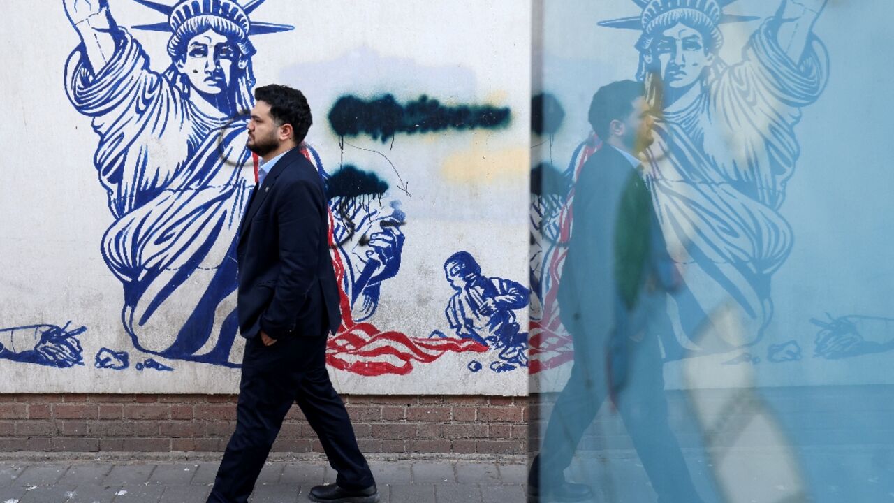 A mural depicting the Statue of Liberty with its torch-bearing arm broken, on the wall of the former US embassy in Tehran