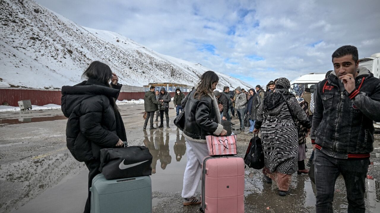 Iranians arrive in Turkey via the Razi-Kapikoy border crossing