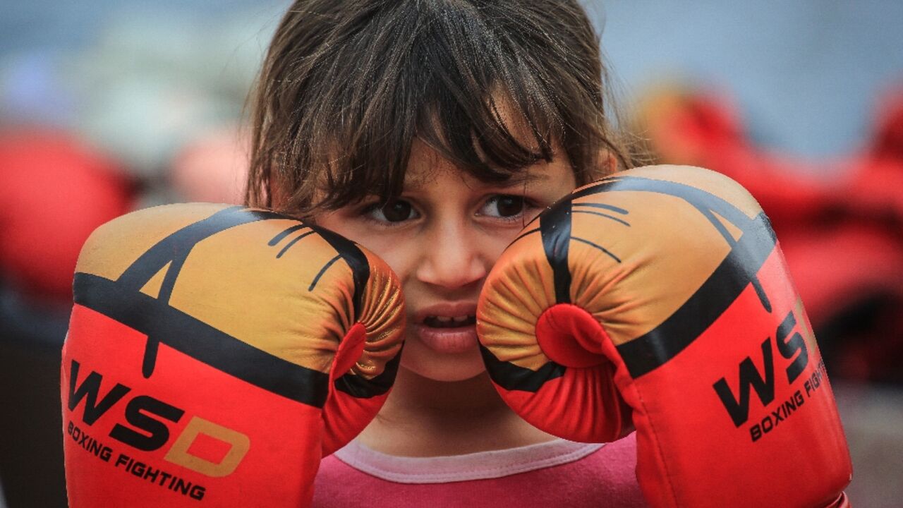 Une jeune Palestinienne pendant un entraînement de boxe, à Khan Younès, dans le sud de la bande de Gaza, le 9 février 2026
