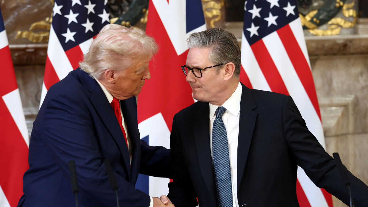 U.S. President Donald Trump and British Prime Minister Keir Starmer shake hands during a press conference following their meeting at Chequers, near Aylesbury, Britain, September 18, 2025. REUTERS/Kevin Lamarque
