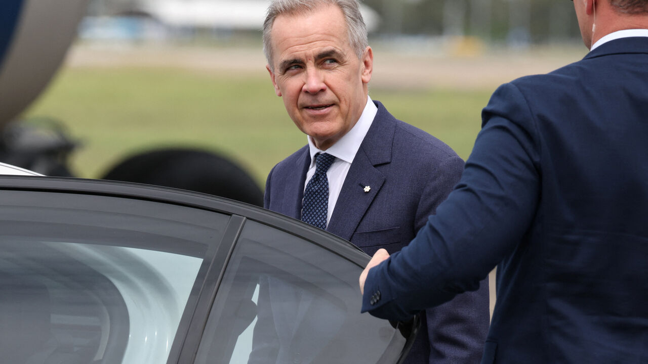 Canadian Prime Minister Mark Carney reacts as he enters a vehicle at Sydney Kingsford Smith Airport in Sydney, Australia, March 3, 2026. REUTERS/Hollie Adams