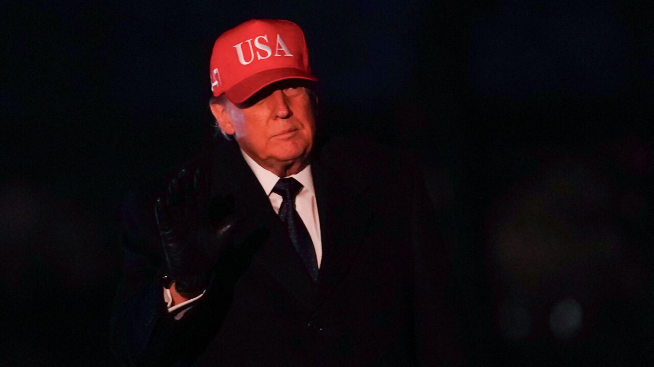 U.S. President Donald Trump waves as he returns to the White House, after Israel and the U.S. launched strikes on Iran, in Washington, D.C., U.S., March 1, 2026. REUTERS/Nathan Howard