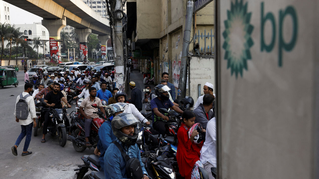 FILE PHOTO: Vehicles queue at a fuel station, as concerns grow over fuel supplies following U.S.-Israel conflict with Iran, in Dhaka, Bangladesh, March 6, 2026. REUTERS/Mohammad Ponir Hossain/File Photo