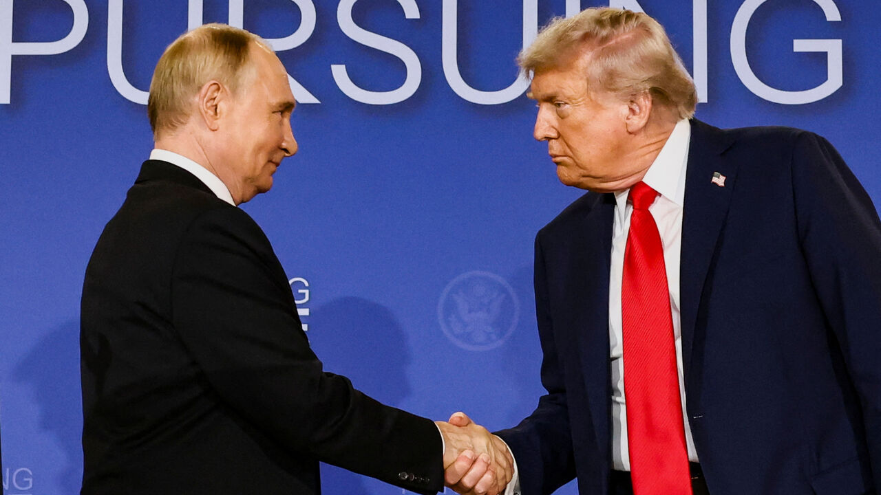 U.S. President Donald Trump and Russian President Vladimir Putin shake hands during a press conference following their meeting to negotiate an end to the war in Ukraine, at Joint Base Elmendorf-Richardson, in Anchorage, Alaska, U.S., August 15, 2025. REUTERS/Kevin Lamarque/File Photo
