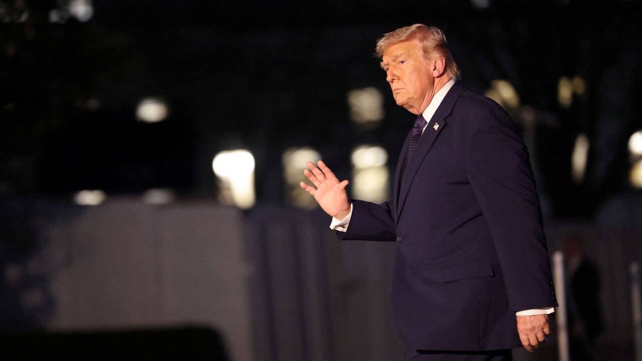 U.S. President Donald Trump waves as he arrives at the White House from Florida, in Washington, D.C., U.S., March 9, 2026. REUTERS/Evelyn Hockstein