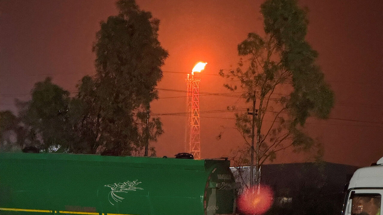 A gas flare burns at the Lanaz refinery after it was targeted by a drone strike, in Erbil, Iraq, March 14, 2026. REUTERS/Khalid al Mousily/File Photo