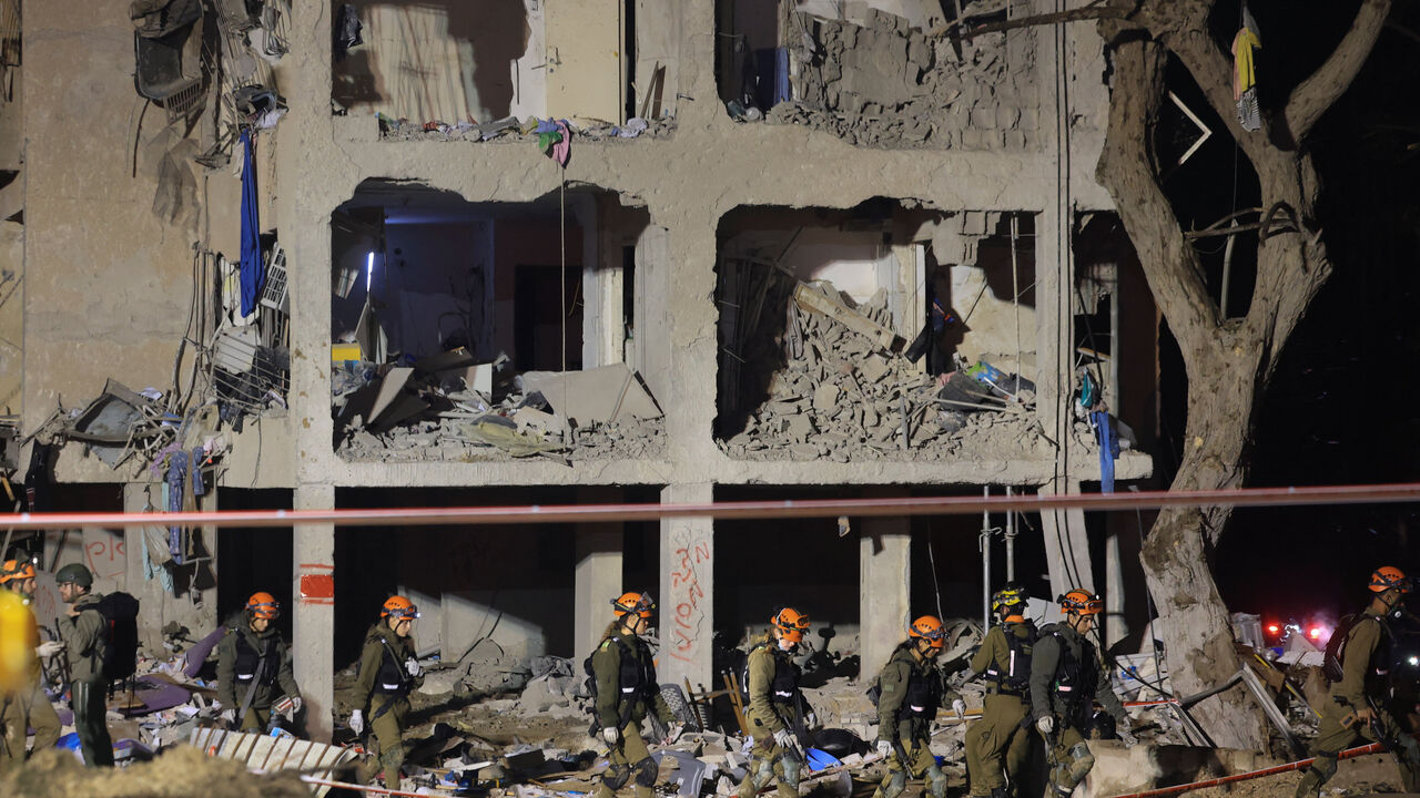 Israeli soldiers work at the scene of damage after Iranian missile barrages struck residential buildings in Arad, amid the U.S.-Israel conflict with Iran, in southern Israel, March 22, 2026. REUTERS/Ronen Zvulun