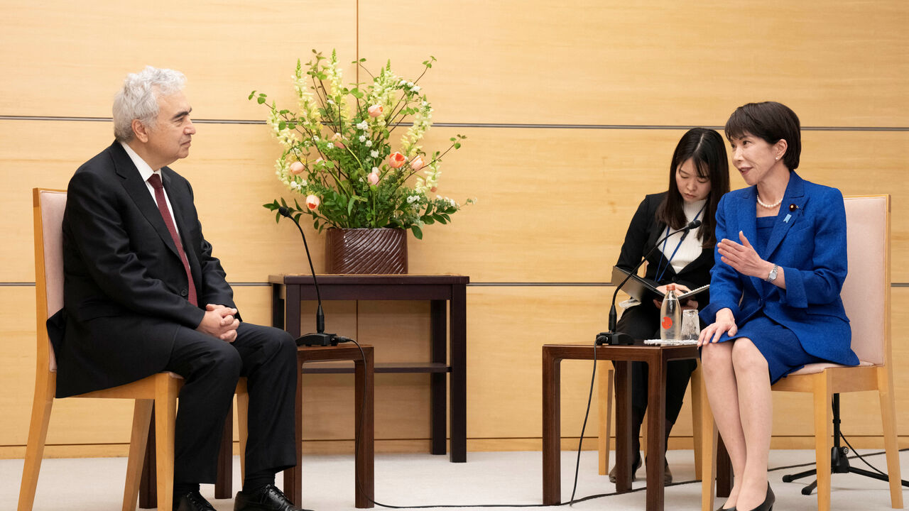 Japan's Prime Minister Sanae Takaichi (R) speaks during a meeting with Executive Director of the International Energy Agency (IEA) Fatih Birol (L) at the Prime Minister's Office in Tokyo on March 25, 2026.     YUICHI YAMAZAKI/Pool via REUTERS