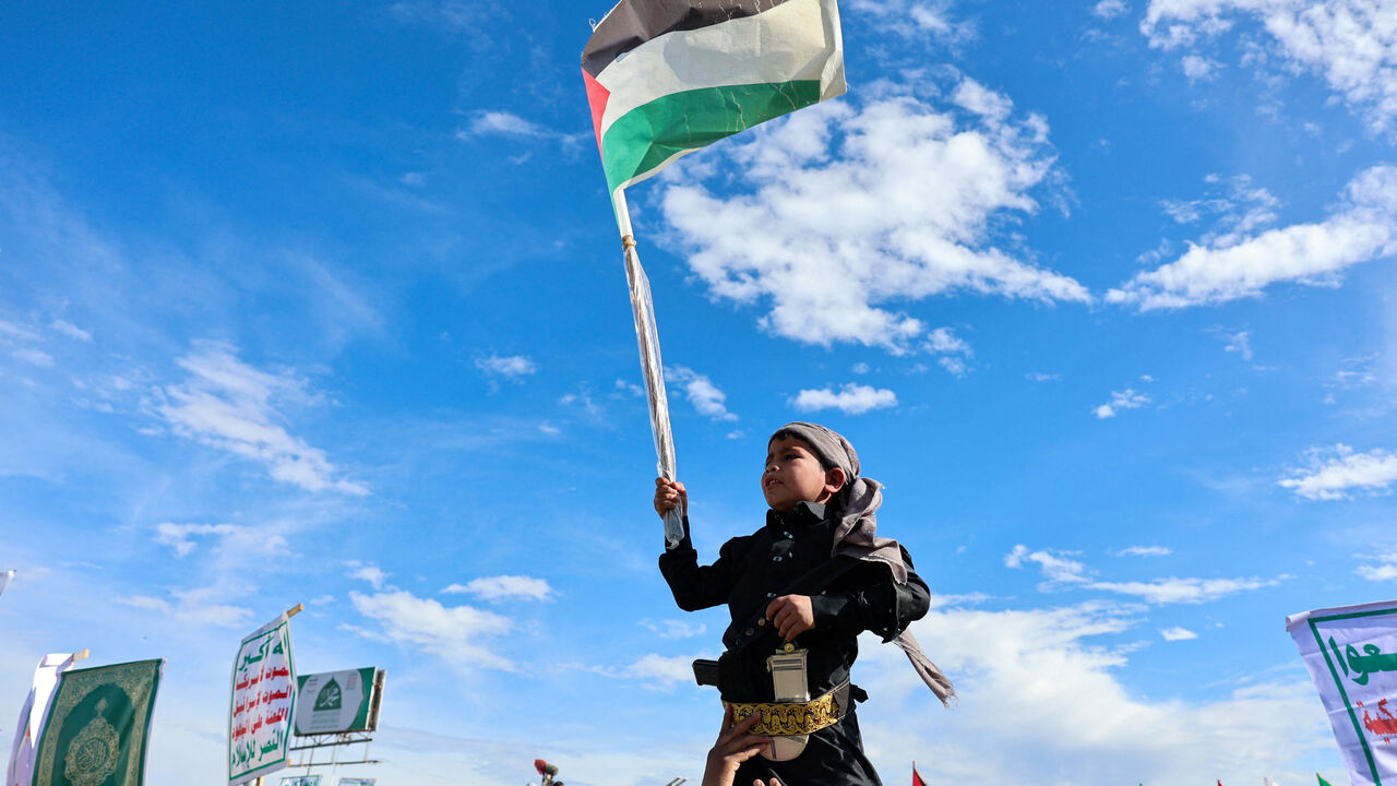 A child holds a Palestinian flag, as Houthi supporters demonstrate in solidarity with Iran, as the U.S.-Israeli conflict with Iran continues, in Sanaa, Yemen, March 27, 2026. REUTERS/Khaled Abdullah
