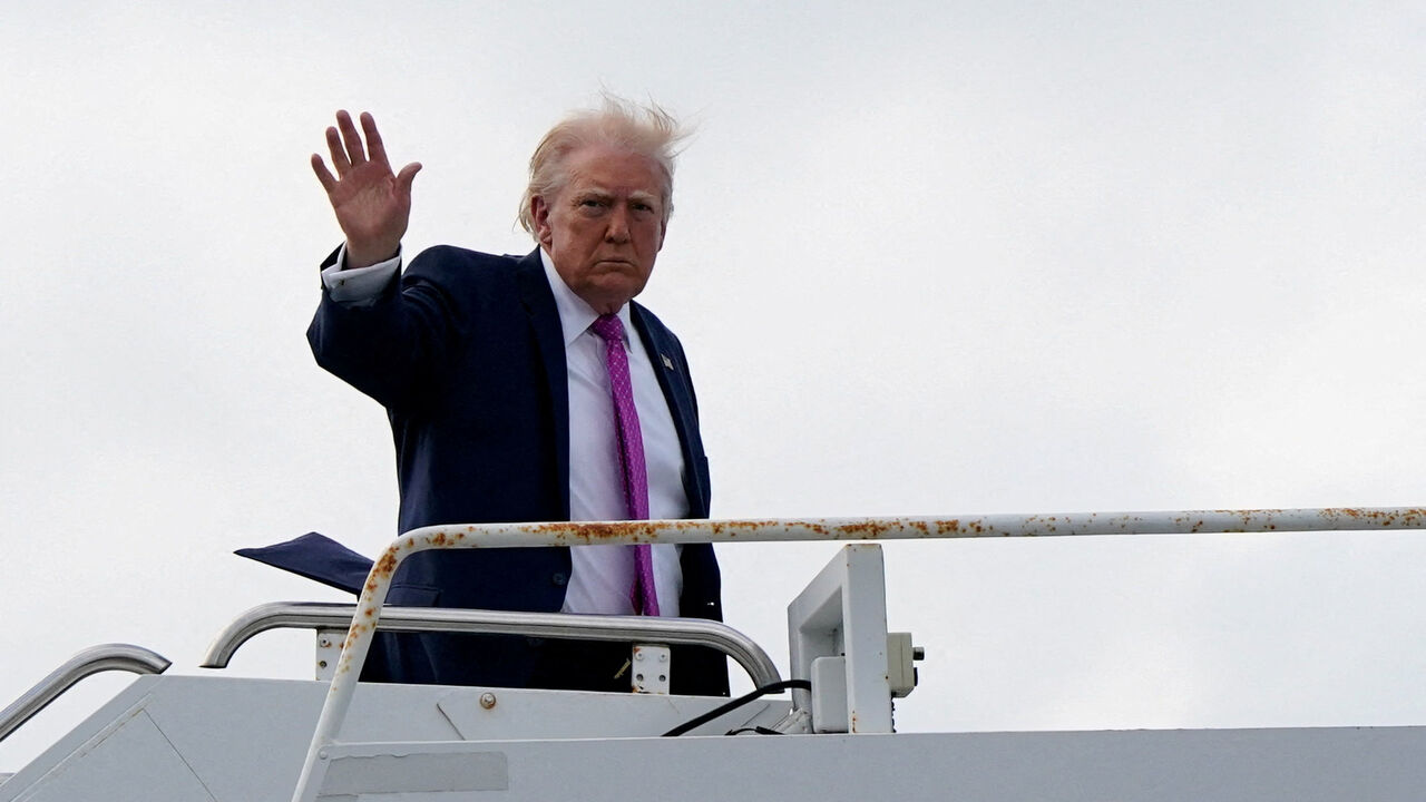 FILE PHOTO: U.S. President Donald Trump waves as he boards Air Force One at Palm Beach International Airport in West Palm Beach, Florida, U.S., March 29, 2026. REUTERS/Elizabeth Frantz/File Photo