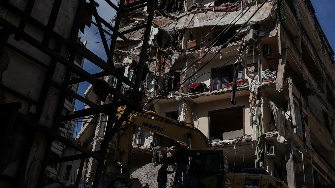 Emergency services operate at the site of an Israeli strike carried out on Wednesday, in Ain Al Mraiseh in Beirut, Lebanon, April 9, 2026. REUTERS/Louisa Gouliamaki