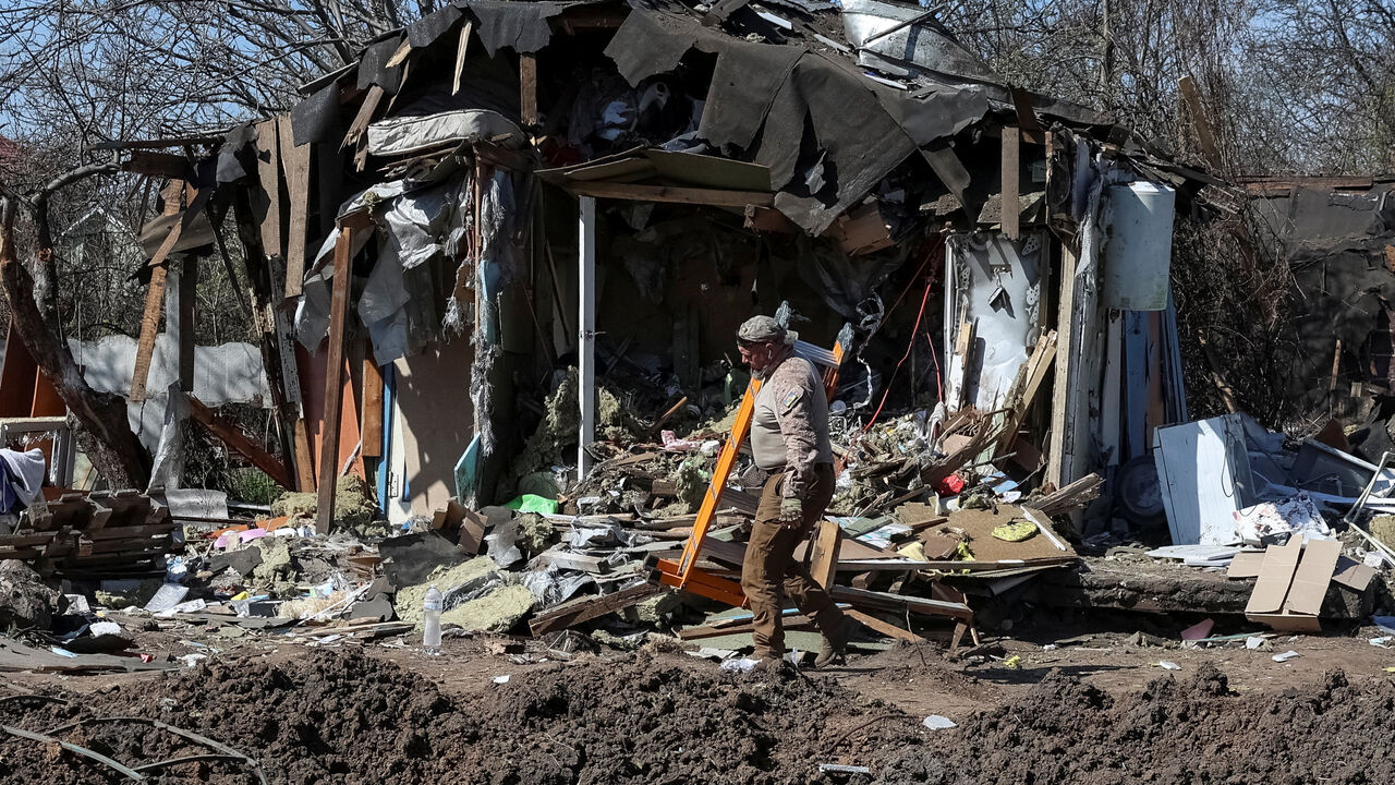 A worker walks at a site of a building hit by a yesterday's Russian missile and drone strike, amid Russia's attack on Ukraine, in Kyiv, Ukraine April 17, 2026. REUTERS/Anatolii Stepanov