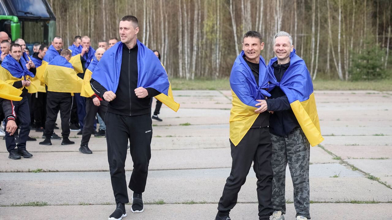 Ukrainian prisoners of war (POWs) react after a swap, amid Russia's attack on Ukraine, at an unknown location in Ukraine April 24, 2026. REUTERS/Anatolii Stepanov