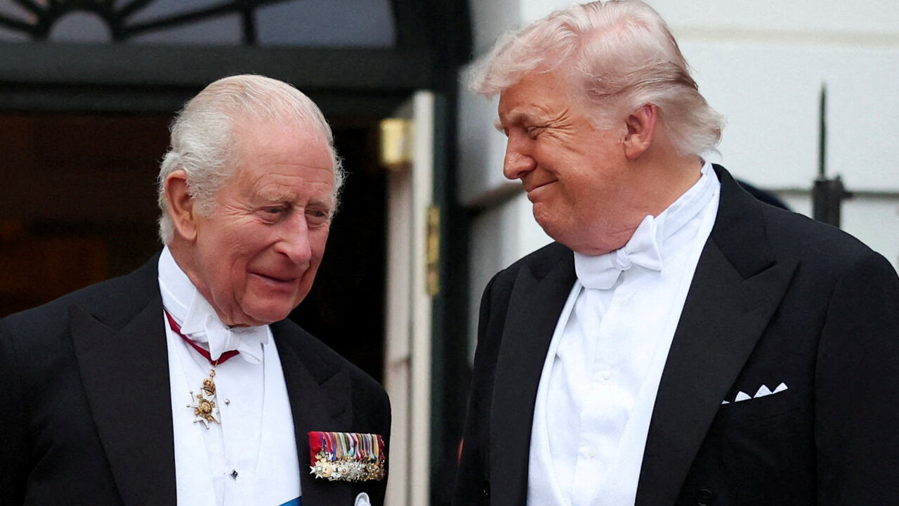 U.S. President Donald Trump smiles at Britain's King Charles ahead of a state dinner at the White House in Washington, D.C., U.S., April 28, 2026. REUTERS/Suzanne Plunkett