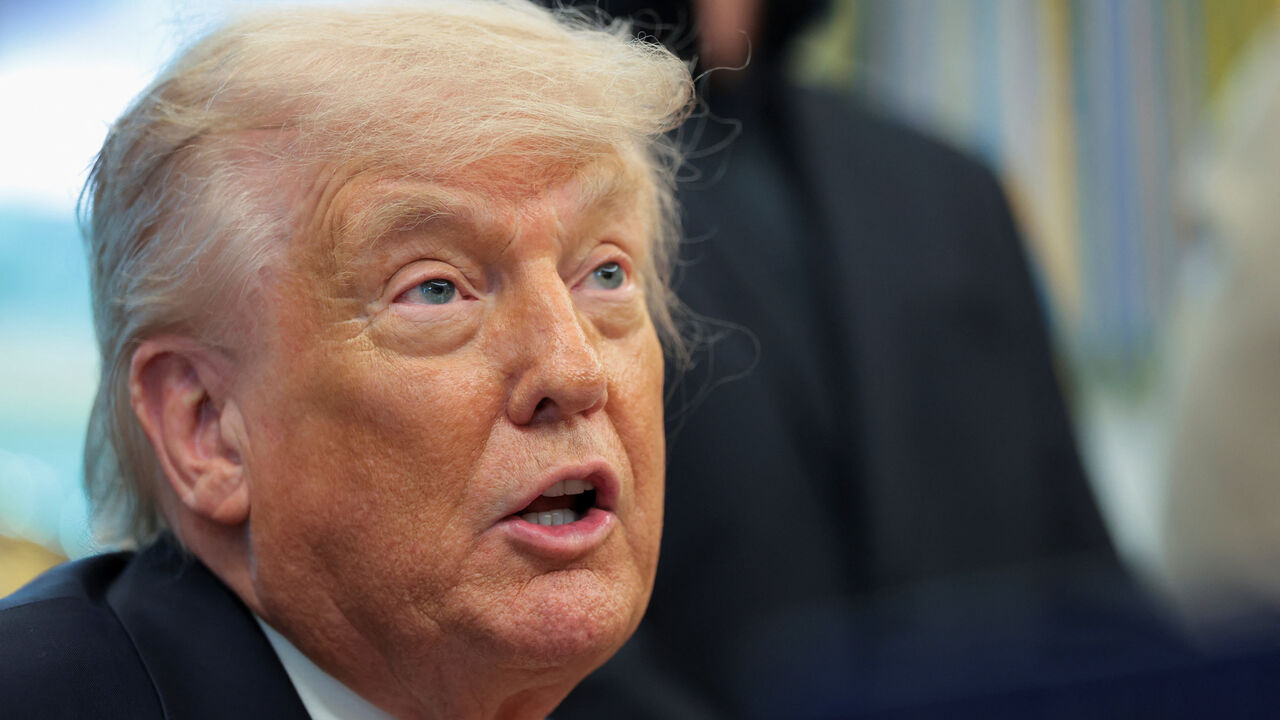 U.S. President Donald Trump holds an event with UFC fighters in the Oval Office at the White House in Washington, D.C., U.S., May 6, 2026. REUTERS/Kylie Cooper