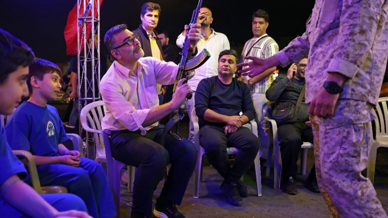 Fearing renewed war, Iranian authorities are teaching civilians the basics of weapons handling
