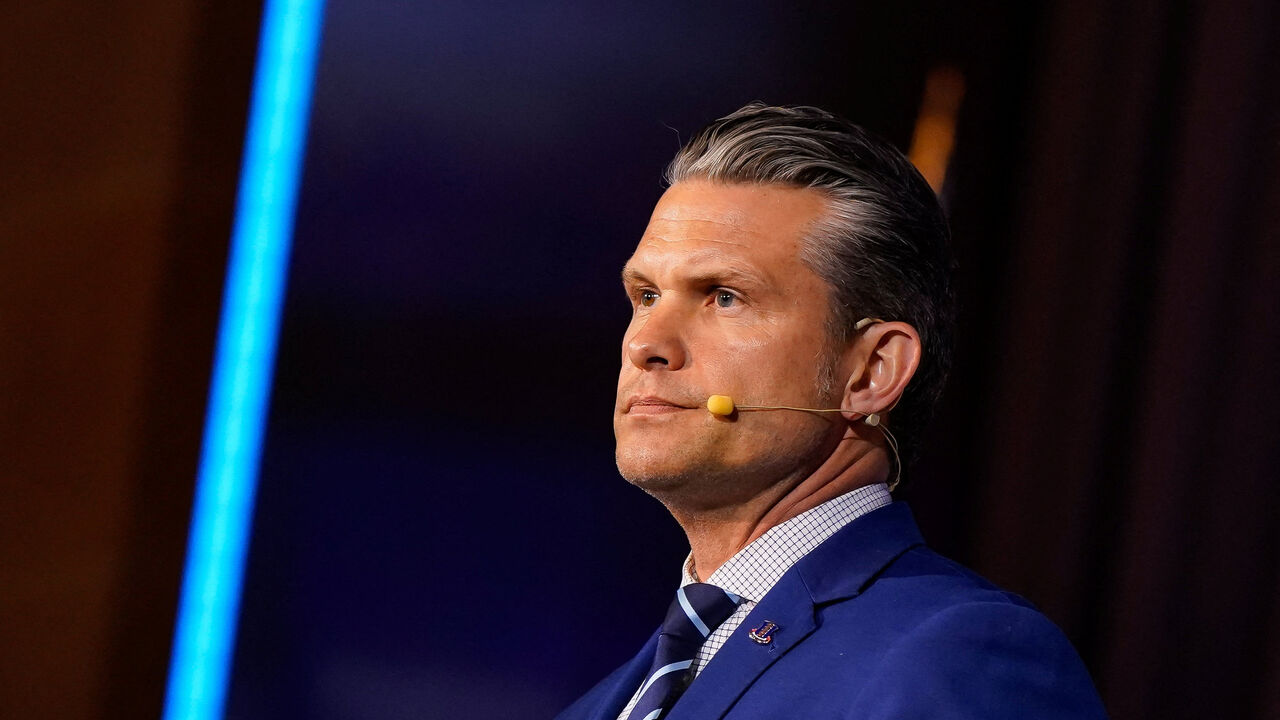 U.S. Secretary of Defense Pete Hegseth pauses while speaking to enlistees after they swear an oath to serve in the U.S. Armed Forces, during an Enlistee Recognition Ceremony at the U.S. Chamber of Commerce in Washington, D.C., U.S. June 4, 2026. REUTERS/Elizabeth Frantz