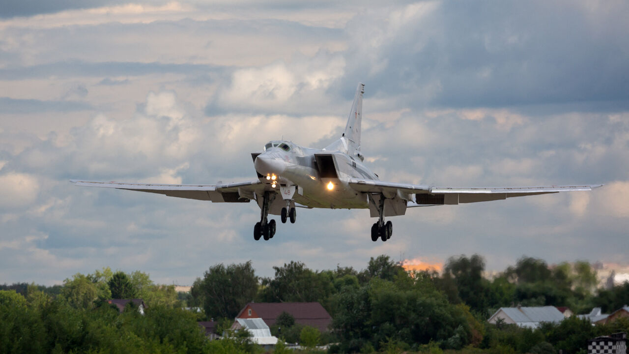 FILE PHOTO: A Russian Tu-22M3 strategic bomber plane flies before landing at Dyagilevo military air base in the Ryazan region, Russia, August 8, 2018. REUTERS/Marina Lystseva/File Photo