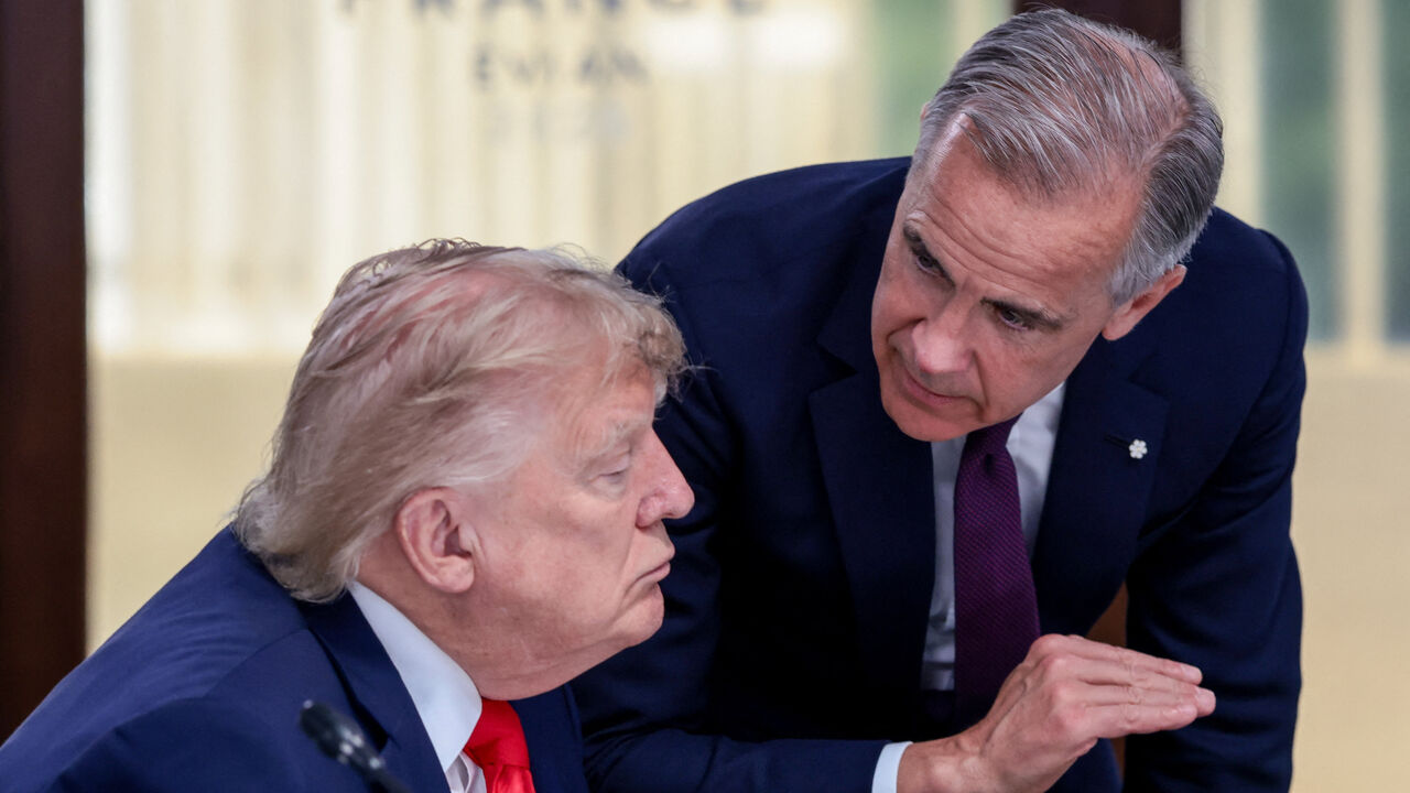 U.S. President Donald Trump speaks with Canadian Prime Minister Mark Carney at a working lunch with leaders of G7 and the Middle East, in Evian-les-Bains, France, June 16, 2026. REUTERS/Evelyn Hockstein/Pool