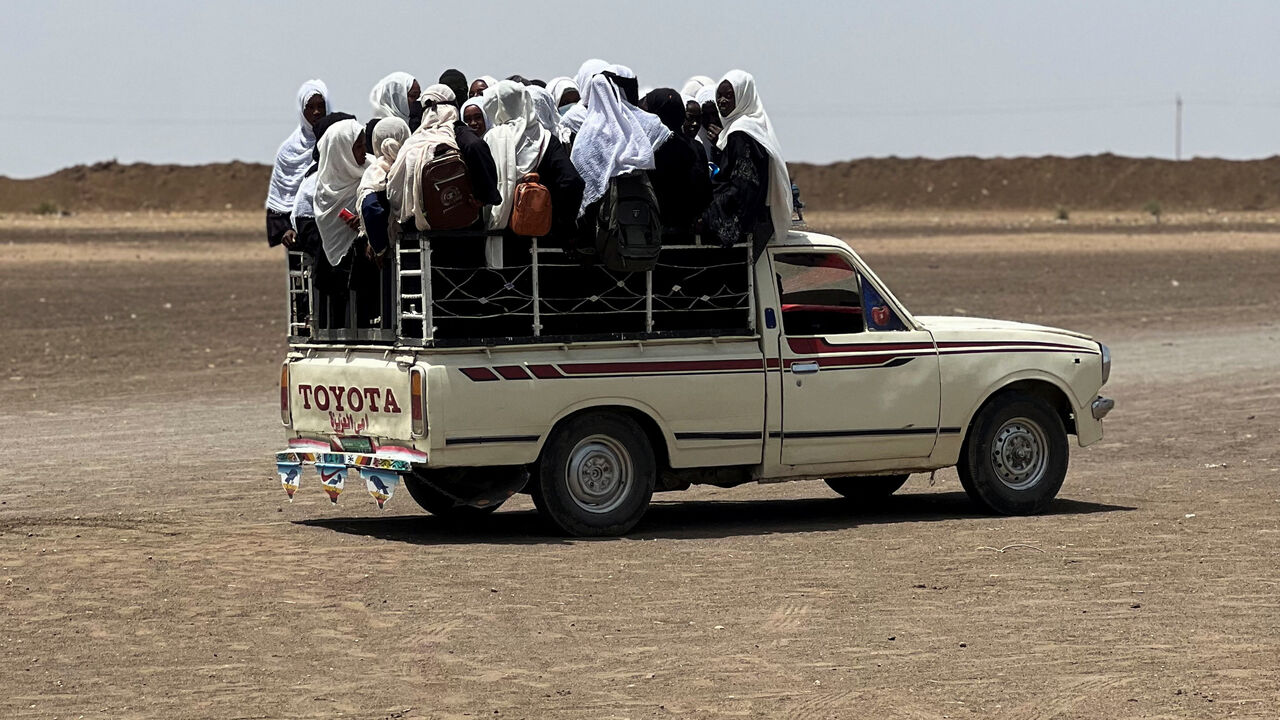 FILE PHOTO: Families flee RSF advances in Sudan's El Gezira state, on Sennar Road in the city of al-Dinder, Sennar state, Sudan, June 6, 2024. REUTERS/Faiz Abubakr/File Photo