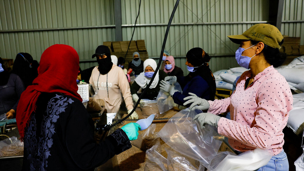 FILE PHOTO: Workers fill bags with lentils at a World Food Programme (WFP) food storage facility in Damascus countryside, Syria, July 29, 2025. REUTERS/Yamam Alshaar/File Photo