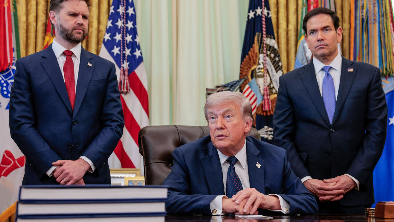FILE PHOTO: U.S. President Donald Trump speaks in the Oval Office, with Vice President JD Vance and Secretary of State Marco Rubio standing behind him, at the White House in Washington, D.C., U.S., April 23, 2026. REUTERS/Kylie Cooper/File Photo