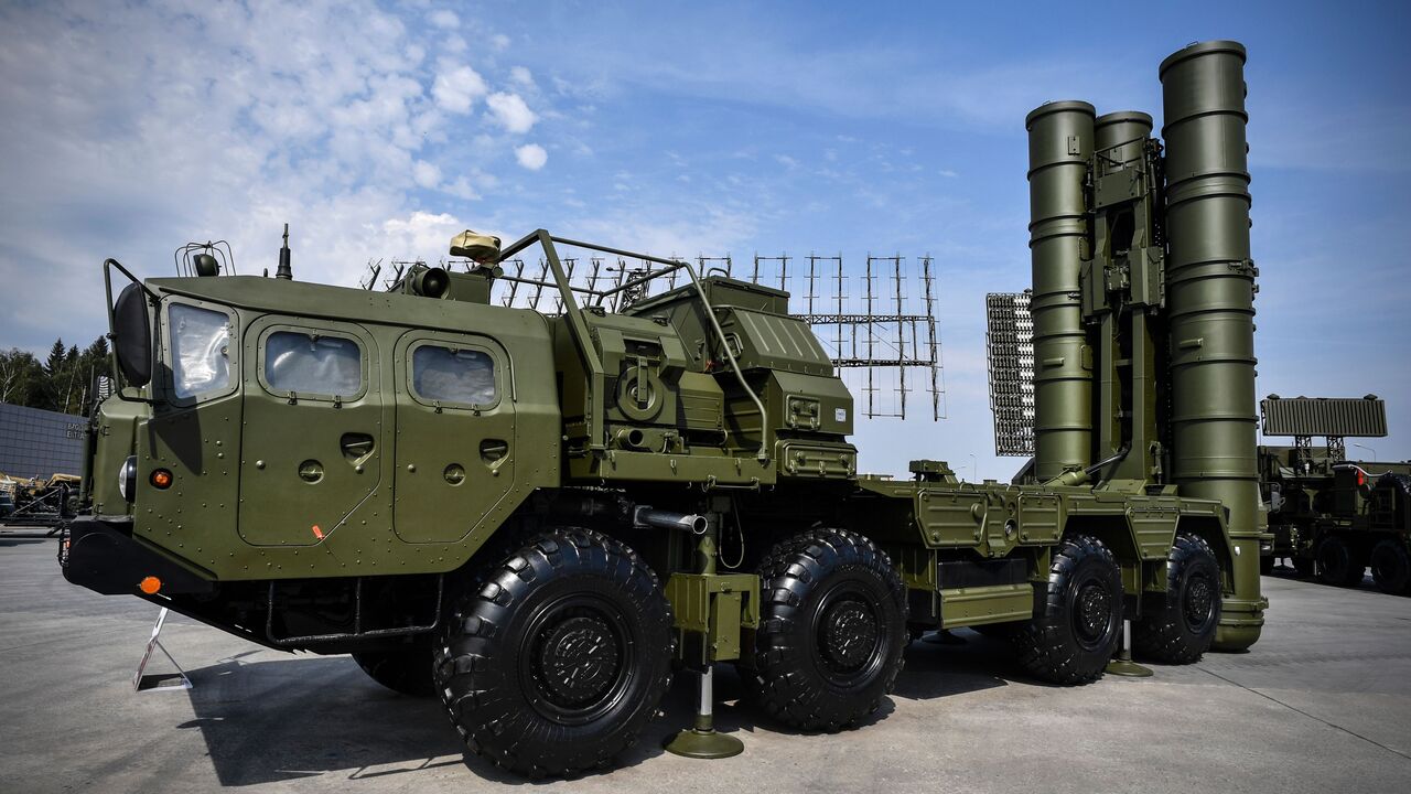 Russian S-400 anti-aircraft missile launching system is displayed at the exposition field in Kubinka Patriot Park outside Moscow on Aug. 22, 2017 during the first day of the International Military-Technical Forum Army-2017. 