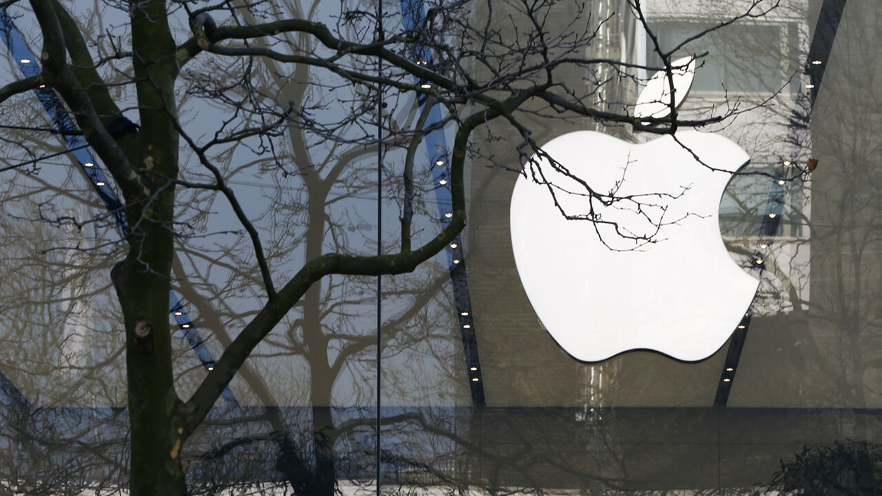 An Apple logo is seen at the entrance of an Apple Store in downtown Brussels, Belgium March 10, 2016.   REUTERS/Yves Herman