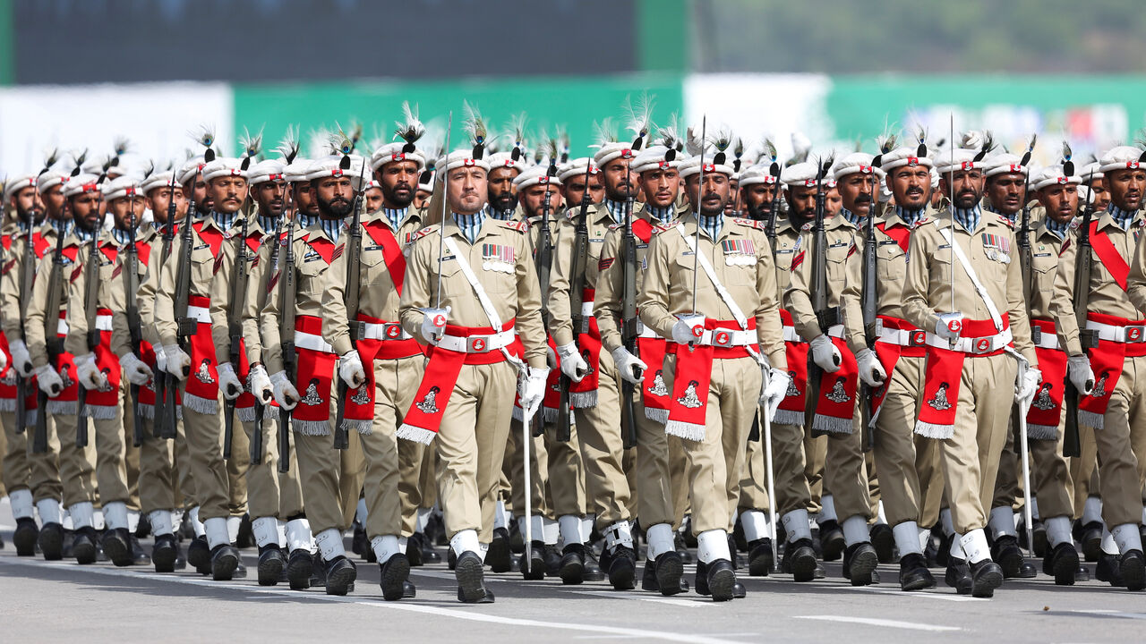 FILE PHOTO: Soldiers from the Pakistani Northern Light Infantry regiment march during the Pakistan Day military parade in Islamabad, Pakistan, March 23, 2022. REUTERS/Saiyna Bashir/File Photo