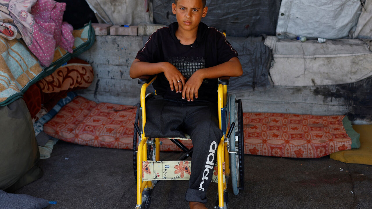 Omar Rami Halawa, 13, whose right foot was amputated after he was wounded in an Israeli strike while collecting water at Gaza's seaport, poses for a portrait in Gaza, May 25, 2026. REUTERS/Mahmoud Issa