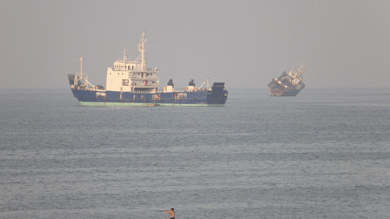 FILE PHOTO: Vessels in the Strait of Hormuz near the beach of Bandar Abbas, Iran, June 21, 2026. Amirhosein Khorgooi/ISNA/via WANA (West Asia News Agency)via REUTERS/File Photo