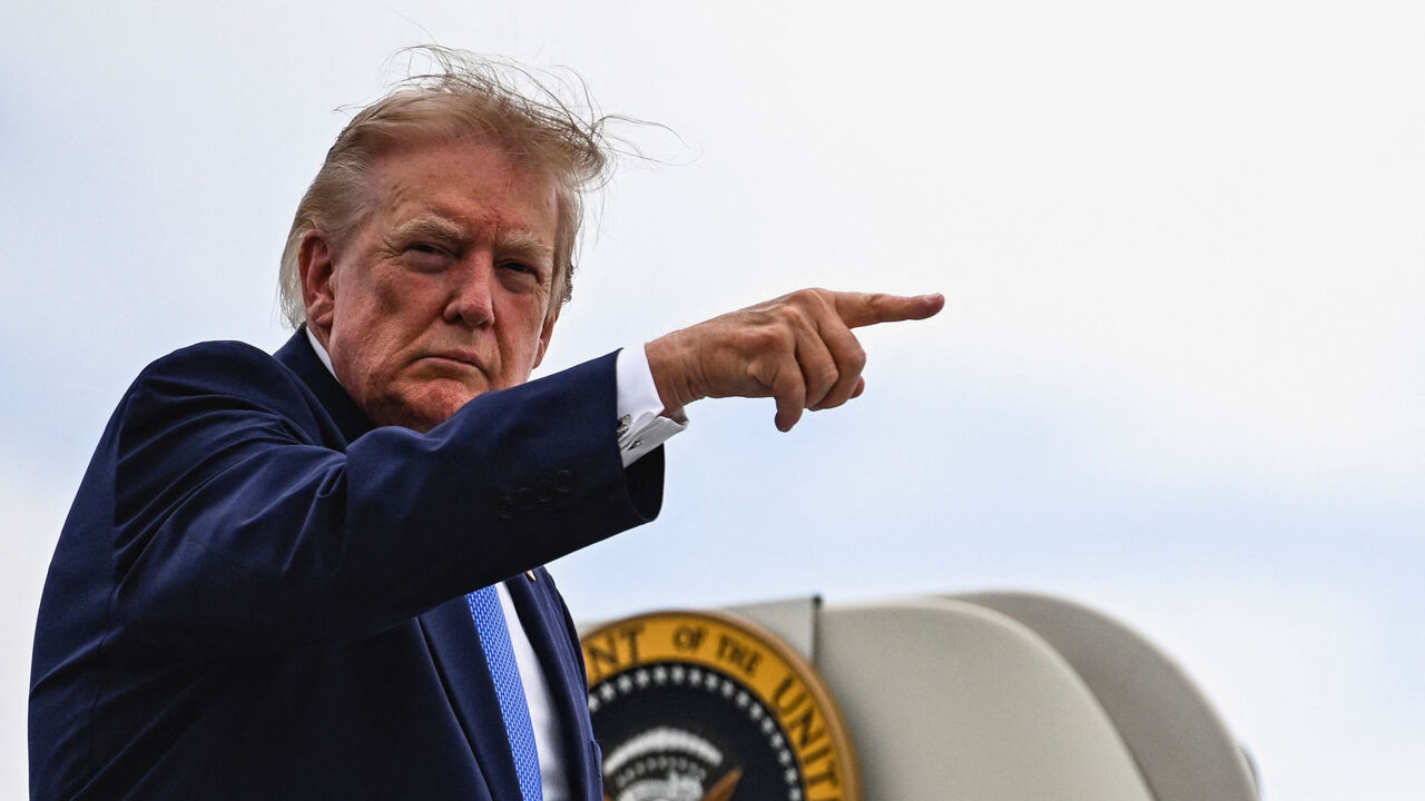 U.S. President Donald Trump points a finger as he boards Air Force One at Morristown Municipal Airport in Morristown, New Jersey, U.S., August 2, 2026. REUTERS/Daniel Heuer