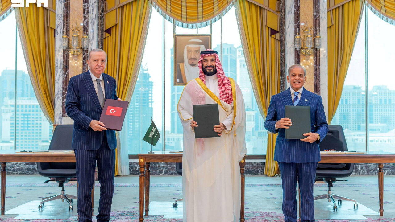 Turkish President Tayyip Erdogan, Saudi Crown Prince Mohammed bin Salman, and Pakistan's Prime Minister Shehbaz Sharif pose after signing a joint defence agreement in Mecca, Saudi Arabia, August 7, 2026. Saudi Press Agency/Handout via REUTERS ATTENTION EDITORS - THIS PICTURE WAS PROVIDED BY A THIRD PARTY.  WATERMARK FROM SOURCE     TPX IMAGES OF THE DAY