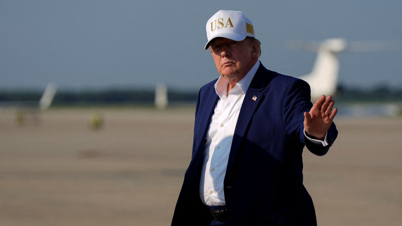 U.S. President Donald Trump waves as he disembarks Air Force One at Joint Base Andrews, Maryland, U.S., August 9, 2026. REUTERS/Elizabeth Frantz