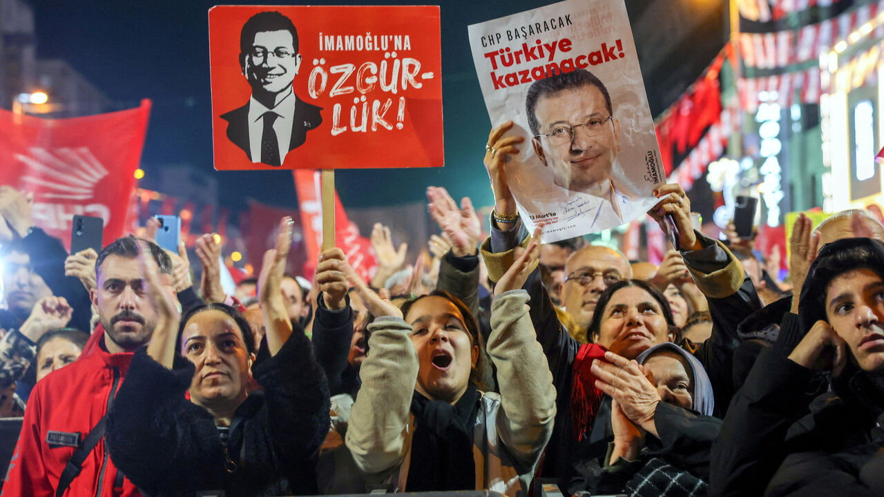 FILE PHOTO: Supporters of Turkey's main opposition Republican People's Party (CHP) hold signs and posters with a picture of jailed Istanbul Mayor Ekrem Imamoglu, during a rally in support of Imamoglu in Istanbul, Turkey, November 12, 2025. REUTERS/Dilara Senkaya/File Photo