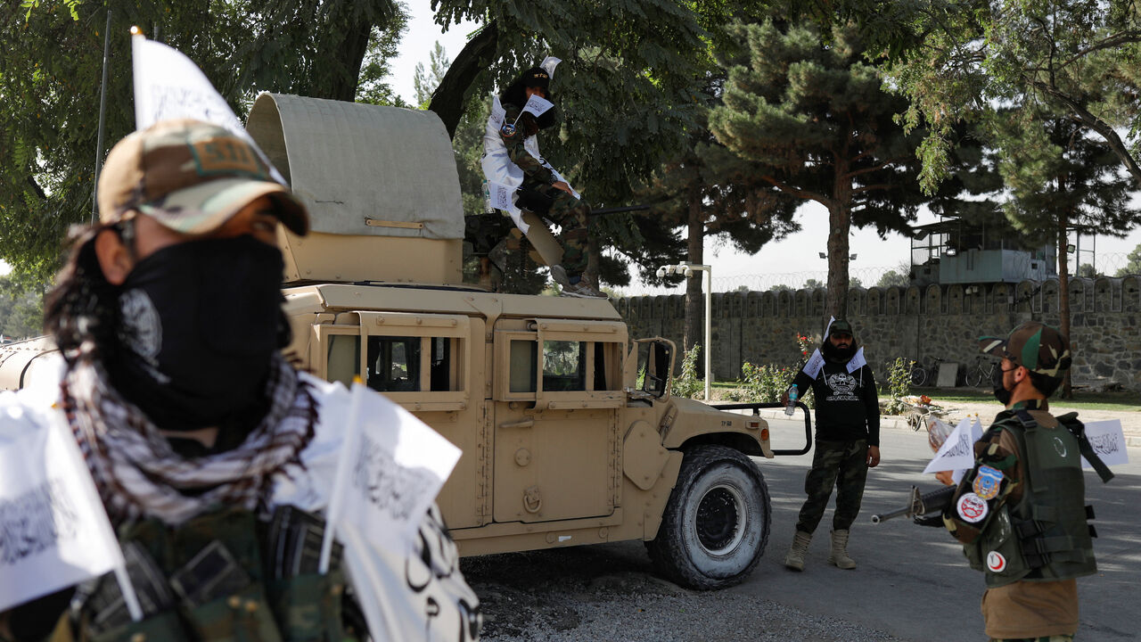 FILE PHOTO: Taliban soldiers stand guard on a street in Kabul, Afghanistan, August 15, 2023. REUTERS/Ali Khara/File Photo