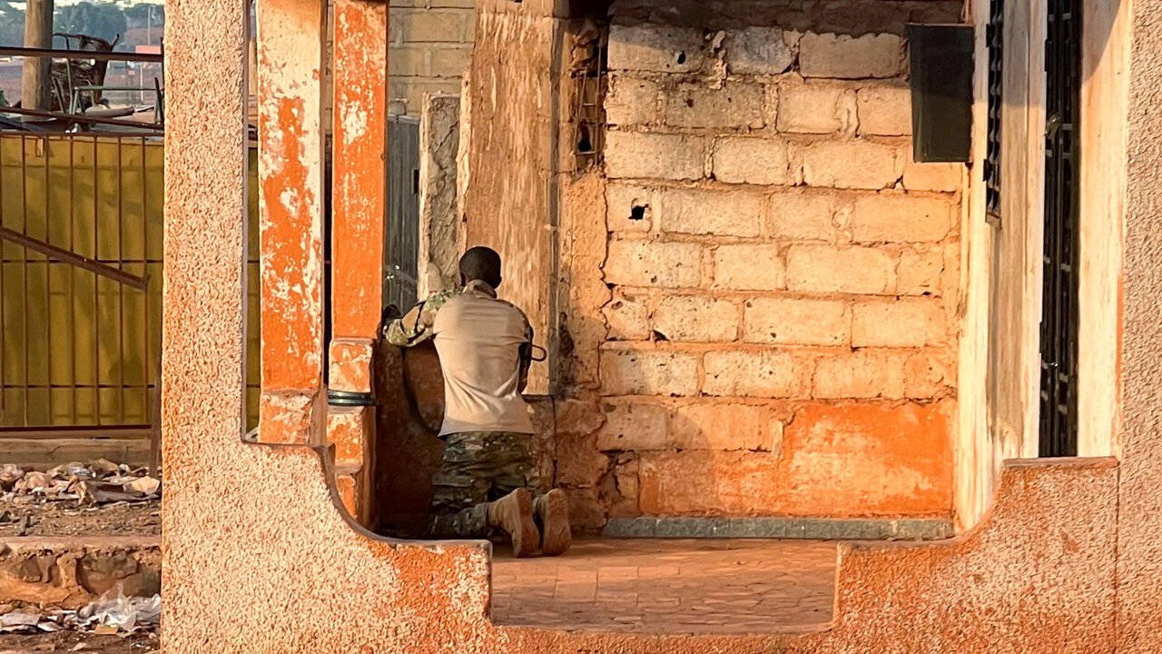 FILE PHOTO: A Malian soldier stands in position with his weapon during an attack on Mali's main military base Kati outside the capital Bamako, Mali April 25, 2026. REUTERS/Stringer/File Photo