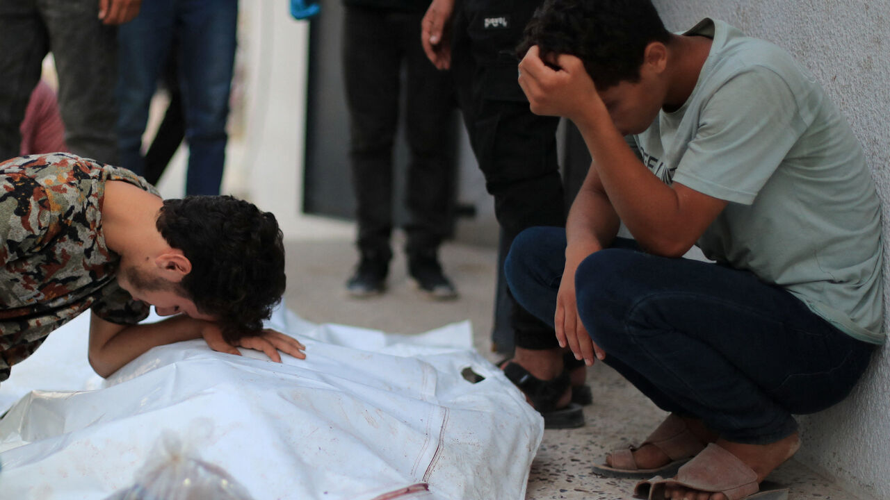 Mourners react by the body of a Palestinian killed in an Israeli strike on a cafe, at Al-Shifa hospital in Gaza City August 18, 2026. REUTERS/Dawoud Abu Alkas