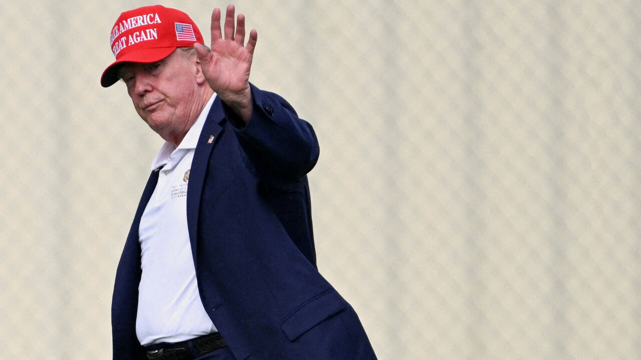 FILE PHOTO: U.S. President Donald Trump waves as he walks from Marine One to a vehicle at the Ellipse near the White House, in Washington, D.C., U.S., August 16, 2026. REUTERS/Annabelle Gordon/File Photo