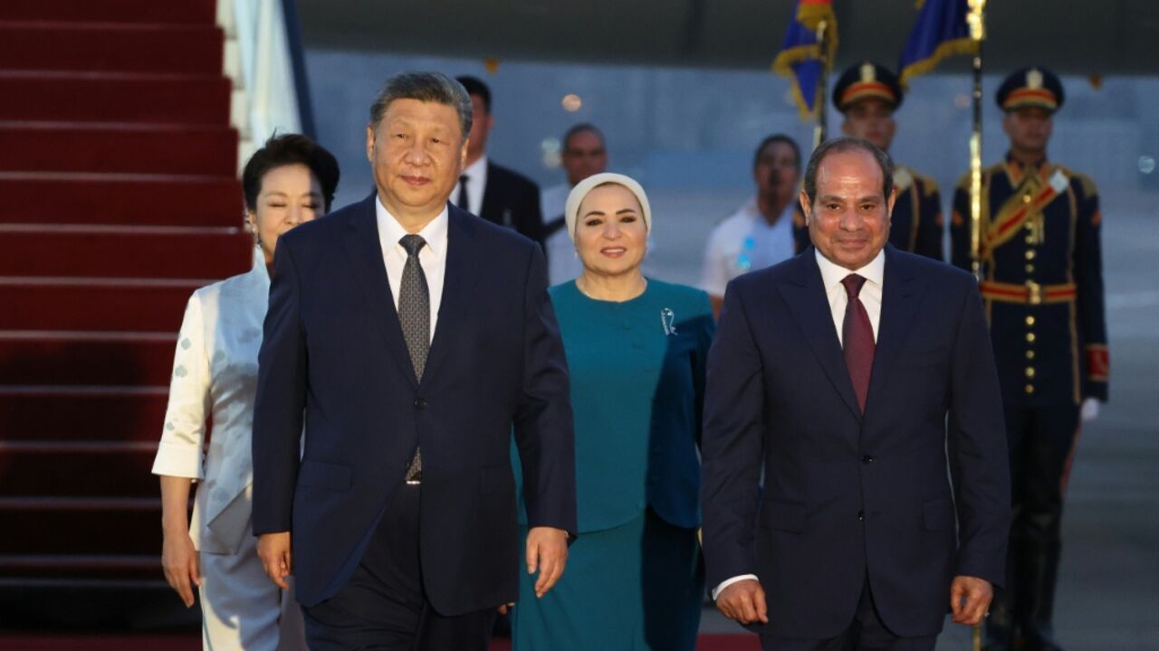 Chinese President Xi Jinping, with First Lady Peng Liyuan, is welcomed by Egyptian President Abdel Fattah al-Sisi and First Lady Entissar Amer upon their arrival in Cairo