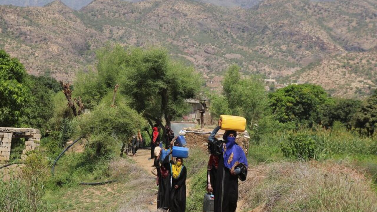 Displaced Yemenis struggle to collect water to makeshift camps