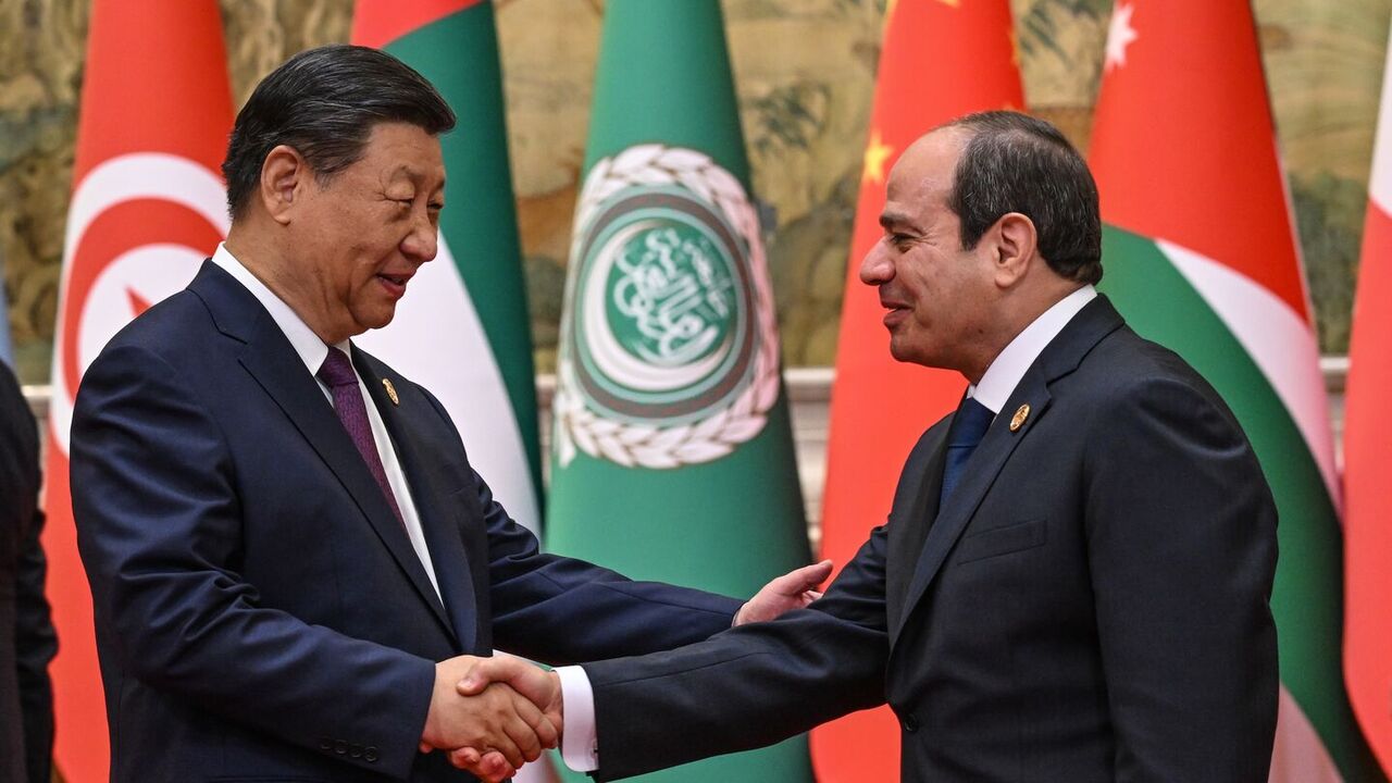 Chinese President Xi Jinping (L) shakes hands with Egypt's President Abdel Fattah al-Sisi on 