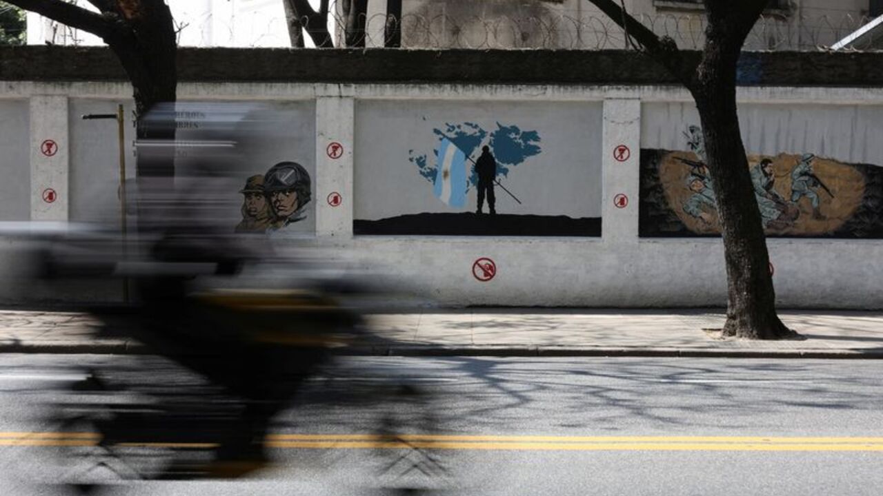 Argentina charges executives of companies operating in the Falklands