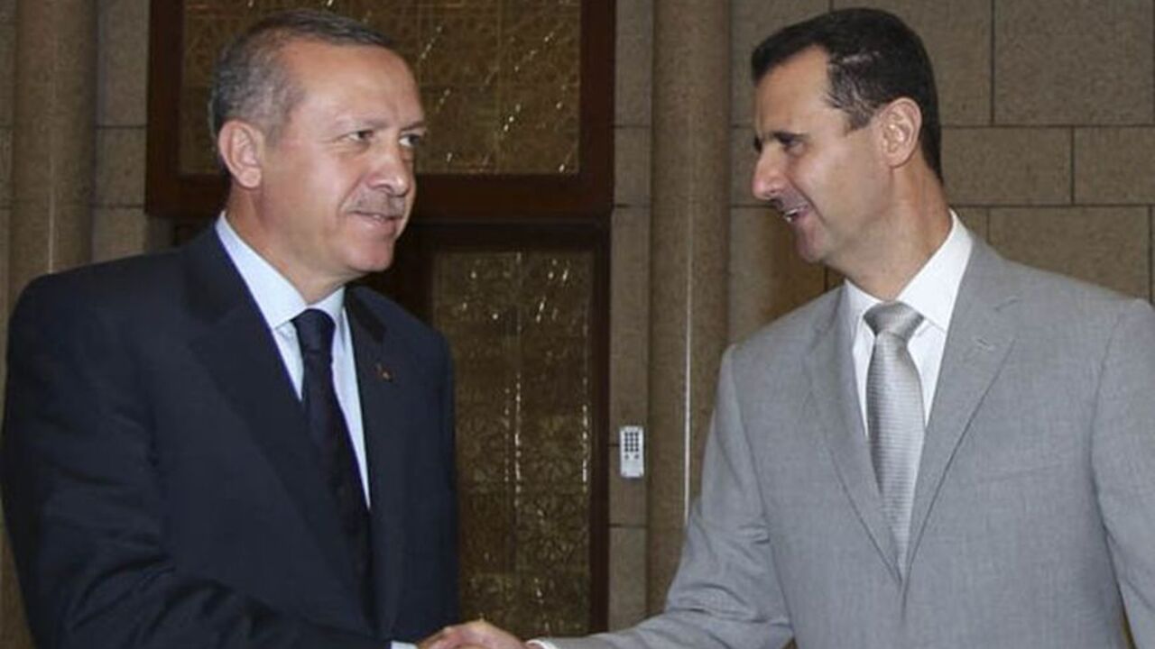 Syria's President Bashar al-Assad (R) shakes hands with Turkey's Prime Minister Tayyip Erdogan before a meeting in Damascus October 11, 2010.              REUTERS/Khaled al-Hariri   (SYRIA - Tags: POLITICS)