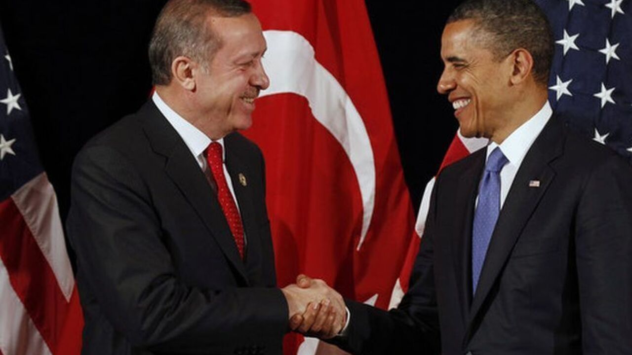 U.S. President Barack Obama (R) shakes hands with Turkey's Prime Minister Recep Tayyip Erdogan after a bilateral meeting ahead of the Nuclear Security Summit in Seoul March 25, 2012.     REUTERS/Larry Downing        (SOUTH KOREA - Tags: POLITICS MILITARY)