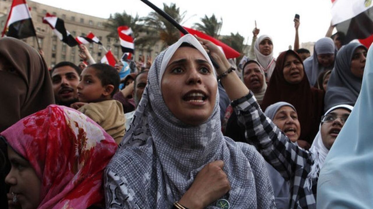 Protesters sing the national anthem as they rally against the dissolving of parliament, at the parliament building in Cairo June 19, 2012. Days earlier, the army had implemented a court ruling to dissolve the Islamist-led parliament, stripping the Muslim Brotherhood of its biggest gain since Mubarak was ousted. REUTERS/Asmaa Waguih  (EGYPT - Tags: POLITICS ELECTIONS CIVIL UNREST)