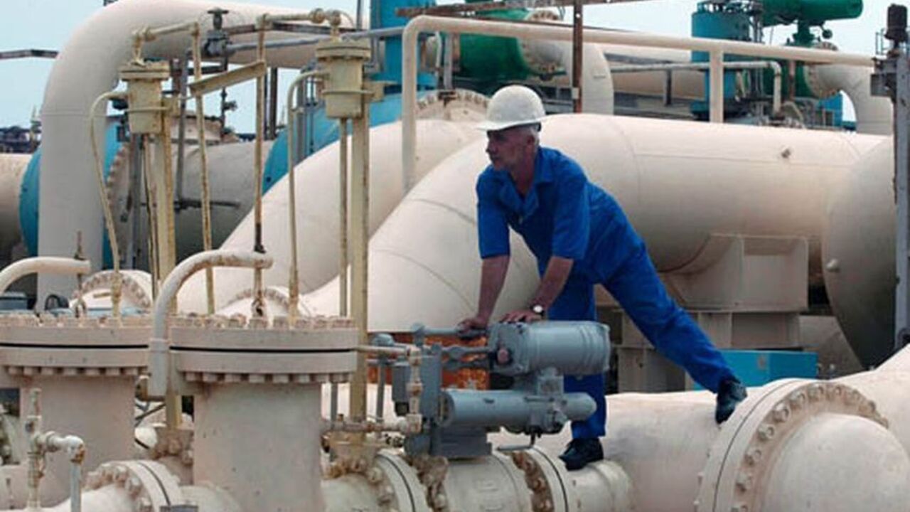 - PHOTO TAKEN 17APR06 - An oil worker turns a valve at the Al Basra Oil Terminal (ABOT) located in the Persian Gulf about 34 kms (20 miles) south of the Iraqi city of Basra April 17, 2006. [The four-berth terminal is currently undergoing a major renovation to increase the crude oil-loading capacity up to 3 million barrels per day (BPD) and improve reliability and safety. ABOT is one of Iraq's two operating offshore terminals in the Persian Gulf, the second, Kwahr Abd Allah Oil Terminal, being in serious dis